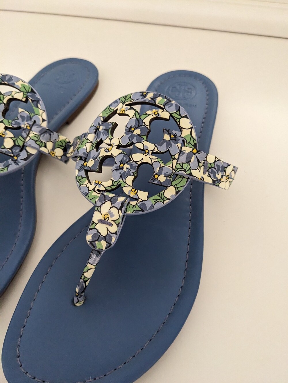 EUC! Tory Burch Miller Sandal Blue Terrace Ditsy Patent Leather Floral Size 9.5 - Picture 2 of 16